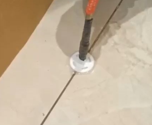 东源瓷砖空鼓维修公司专业解答瓷砖在铺贴过程中，如果没有涂抹均匀到位的粘结材料（如水泥砂浆或瓷砖胶），可能会导致以下问题